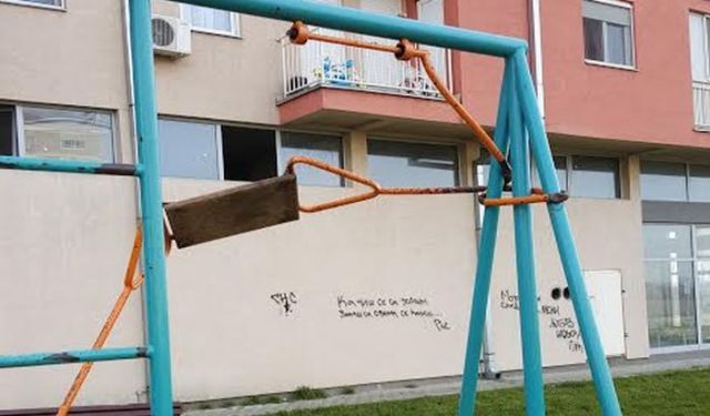 decije_igraliste_vandali_naselje3_mala