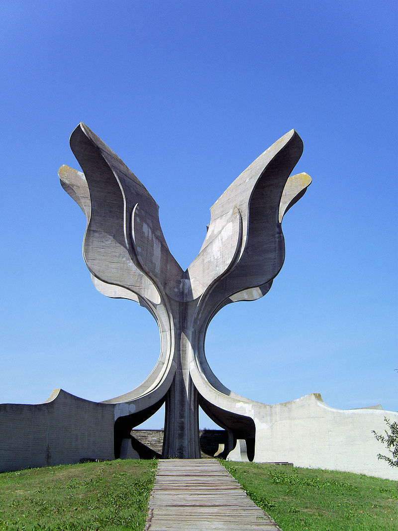 800px-KZ-Jasenovac-Denkmal-Zugang