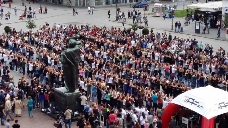 2016_05_20_14_25_00_ODRŽANA_DESETA_MATURANTSKA_PARADA_NA_TRGU_SLOBODE_Novi_Sad_Opera