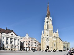 Zapaljena vrata na bočnom ulazu u Katedralu