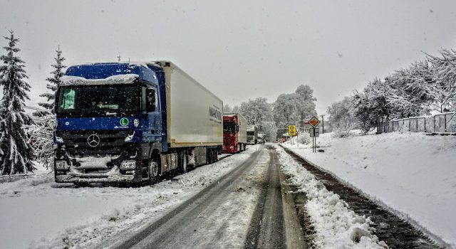 Kamion sleteo s puta između Futoga i Begeča, zapalila se kabina