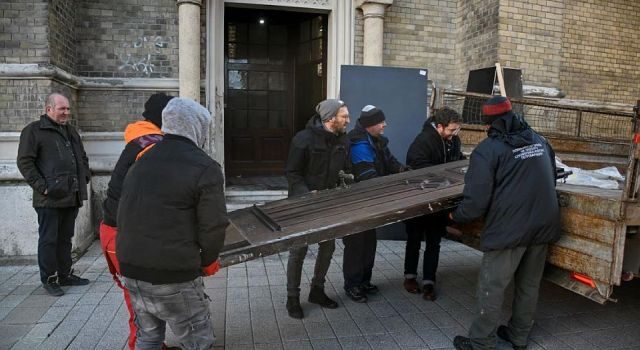 Vrata Katedrale oštećena u požaru odneta na popravku